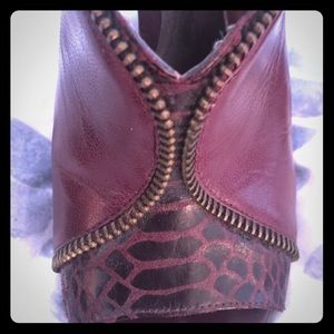 Carlos Santana Maroon Peep Toe Heel